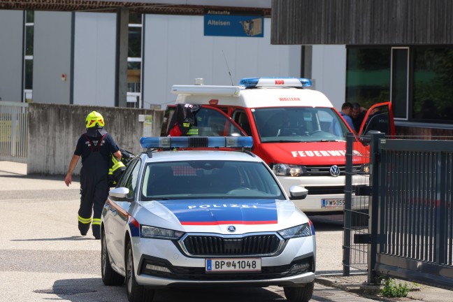 Vier Feuerwehren bei Containerbrand im Altstoffsammelzentrum in Wallern an der Trattnach im Einsatz