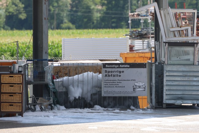 Vier Feuerwehren bei Containerbrand im Altstoffsammelzentrum in Wallern an der Trattnach im Einsatz
