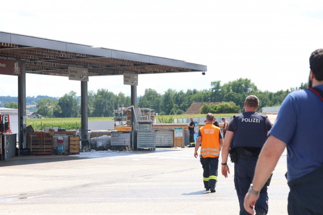 Vier Feuerwehren bei Containerbrand im Altstoffsammelzentrum in Wallern an der Trattnach im Einsatz
