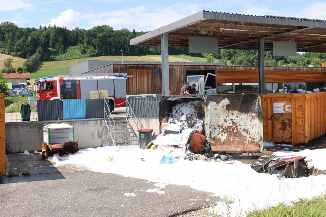 Vier Feuerwehren bei Containerbrand im Altstoffsammelzentrum in Wallern an der Trattnach im Einsatz