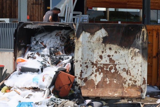 Vier Feuerwehren bei Containerbrand im Altstoffsammelzentrum in Wallern an der Trattnach im Einsatz