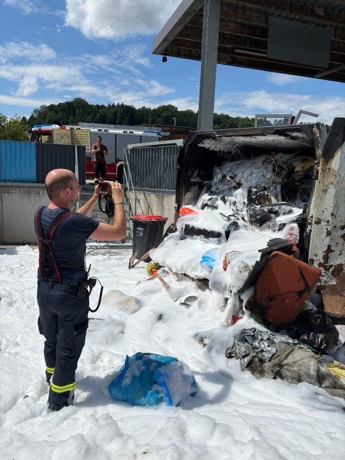 Vier Feuerwehren bei Containerbrand im Altstoffsammelzentrum in Wallern an der Trattnach im Einsatz