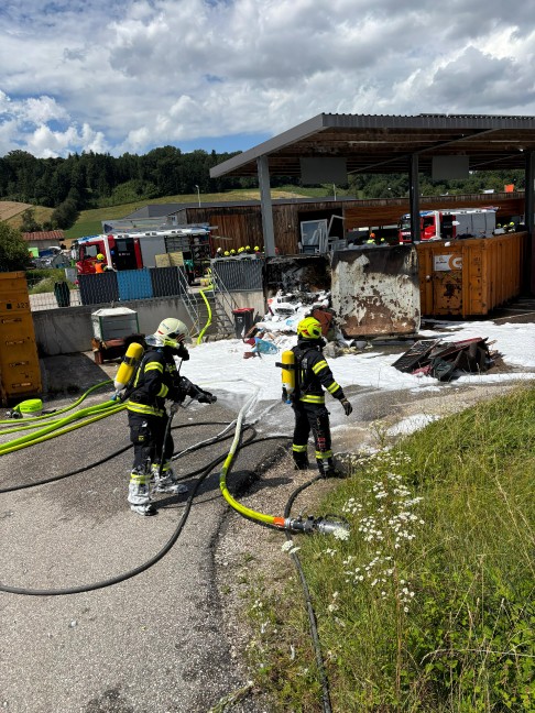 Vier Feuerwehren bei Containerbrand im Altstoffsammelzentrum in Wallern an der Trattnach im Einsatz