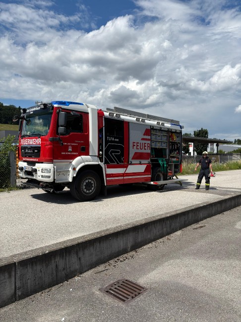 Vier Feuerwehren bei Containerbrand im Altstoffsammelzentrum in Wallern an der Trattnach im Einsatz