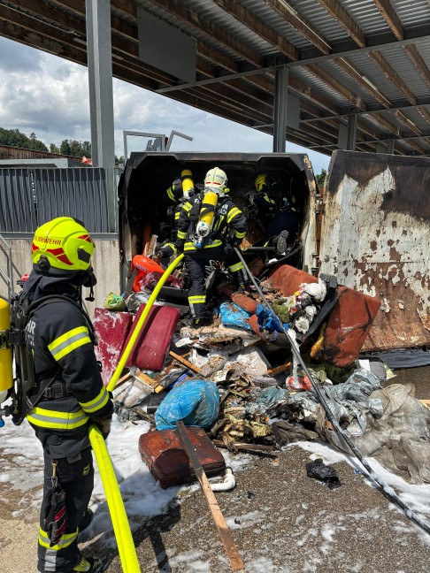 Vier Feuerwehren bei Containerbrand im Altstoffsammelzentrum in Wallern an der Trattnach im Einsatz