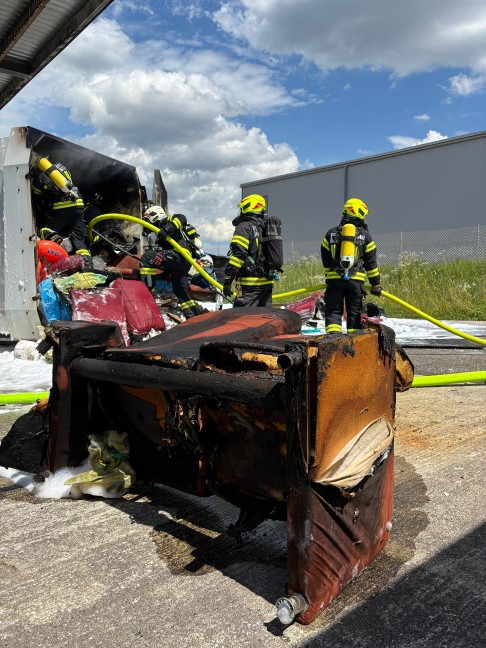Vier Feuerwehren bei Containerbrand im Altstoffsammelzentrum in Wallern an der Trattnach im Einsatz