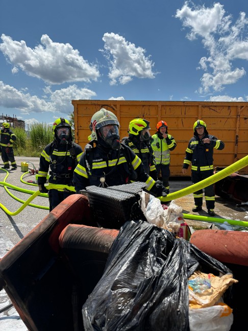 Vier Feuerwehren bei Containerbrand im Altstoffsammelzentrum in Wallern an der Trattnach im Einsatz