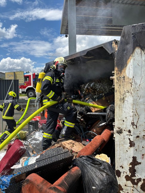 Vier Feuerwehren bei Containerbrand im Altstoffsammelzentrum in Wallern an der Trattnach im Einsatz