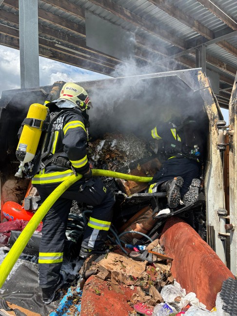 Vier Feuerwehren bei Containerbrand im Altstoffsammelzentrum in Wallern an der Trattnach im Einsatz