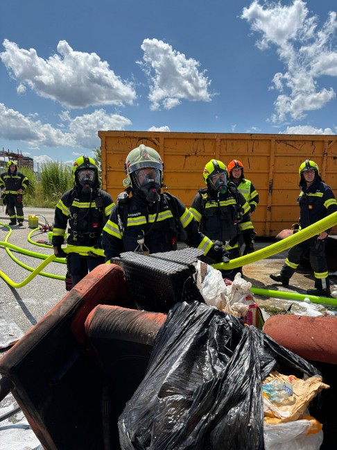 Vier Feuerwehren bei Containerbrand im Altstoffsammelzentrum in Wallern an der Trattnach im Einsatz