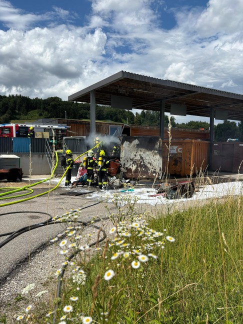 Vier Feuerwehren bei Containerbrand im Altstoffsammelzentrum in Wallern an der Trattnach im Einsatz