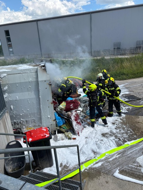 Vier Feuerwehren bei Containerbrand im Altstoffsammelzentrum in Wallern an der Trattnach im Einsatz
