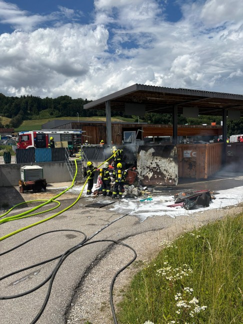 Vier Feuerwehren bei Containerbrand im Altstoffsammelzentrum in Wallern an der Trattnach im Einsatz