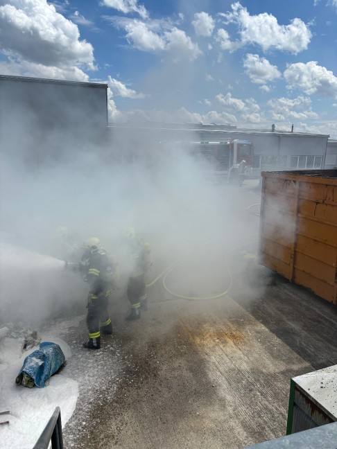Vier Feuerwehren bei Containerbrand im Altstoffsammelzentrum in Wallern an der Trattnach im Einsatz