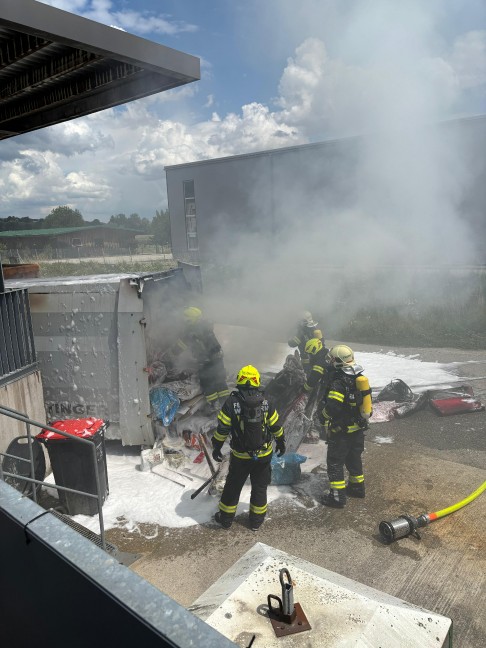 Vier Feuerwehren bei Containerbrand im Altstoffsammelzentrum in Wallern an der Trattnach im Einsatz