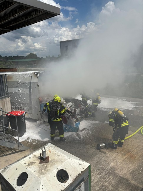 Vier Feuerwehren bei Containerbrand im Altstoffsammelzentrum in Wallern an der Trattnach im Einsatz