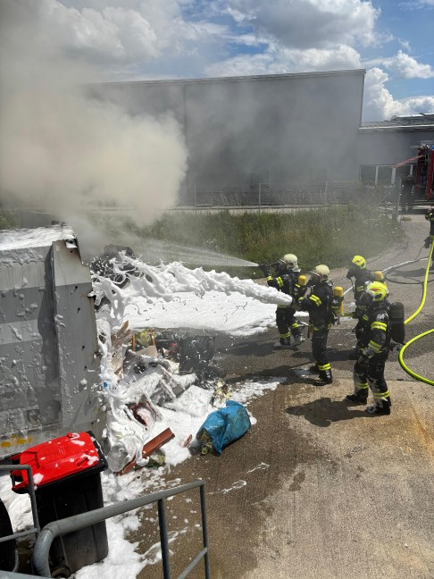 Vier Feuerwehren bei Containerbrand im Altstoffsammelzentrum in Wallern an der Trattnach im Einsatz