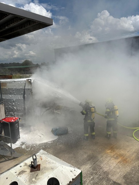 Vier Feuerwehren bei Containerbrand im Altstoffsammelzentrum in Wallern an der Trattnach im Einsatz
