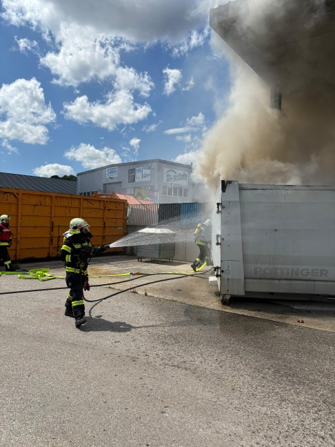 Vier Feuerwehren bei Containerbrand im Altstoffsammelzentrum in Wallern an der Trattnach im Einsatz