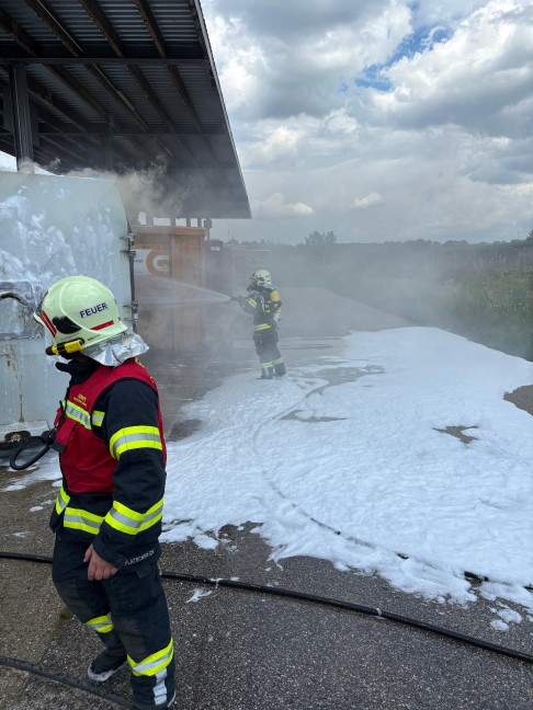 Vier Feuerwehren bei Containerbrand im Altstoffsammelzentrum in Wallern an der Trattnach im Einsatz