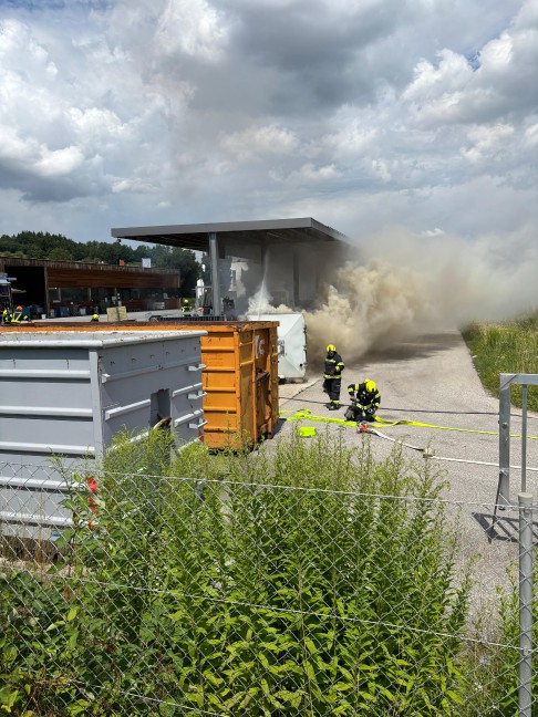 Vier Feuerwehren bei Containerbrand im Altstoffsammelzentrum in Wallern an der Trattnach im Einsatz