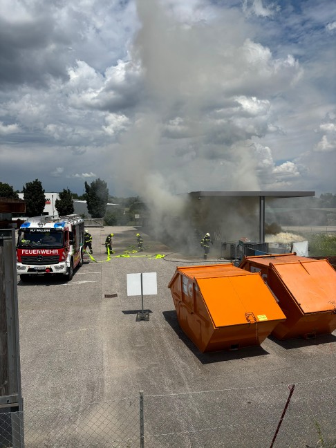 Vier Feuerwehren bei Containerbrand im Altstoffsammelzentrum in Wallern an der Trattnach im Einsatz