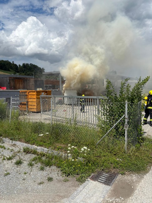 Vier Feuerwehren bei Containerbrand im Altstoffsammelzentrum in Wallern an der Trattnach im Einsatz