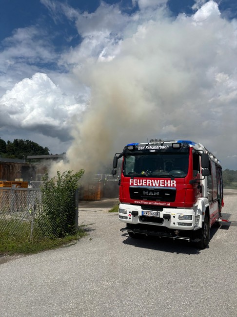 Vier Feuerwehren bei Containerbrand im Altstoffsammelzentrum in Wallern an der Trattnach im Einsatz