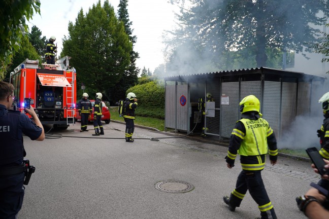 M�llinsel bei einer Wohnanlage in Leonding nahezu in Vollbrand