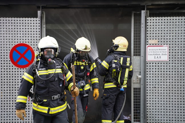 M�llinsel bei einer Wohnanlage in Leonding nahezu in Vollbrand