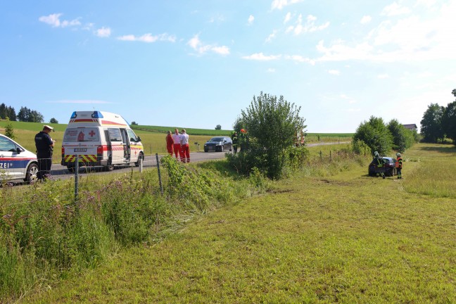 Autolenkerin auf Rieder Stra�e bei St. Marienkirchen am Hausruck von Stra�e abgekommen
