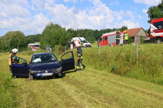 Autolenkerin auf Rieder Stra�e bei St. Marienkirchen am Hausruck von Stra�e abgekommen