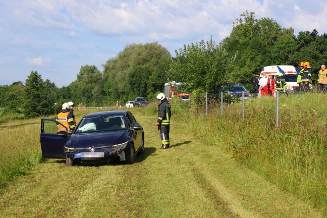 Autolenkerin auf Rieder Stra�e bei St. Marienkirchen am Hausruck von Stra�e abgekommen