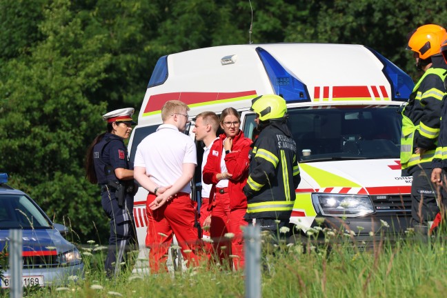 Autolenkerin auf Rieder Stra�e bei St. Marienkirchen am Hausruck von Stra�e abgekommen