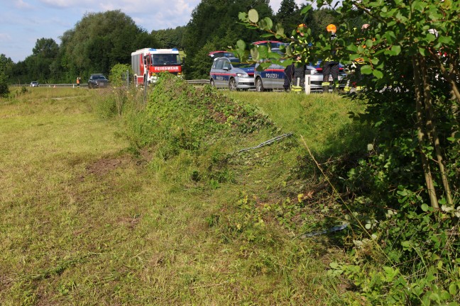 Autolenkerin auf Rieder Stra�e bei St. Marienkirchen am Hausruck von Stra�e abgekommen