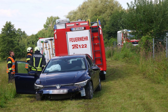 Autolenkerin auf Rieder Stra�e bei St. Marienkirchen am Hausruck von Stra�e abgekommen