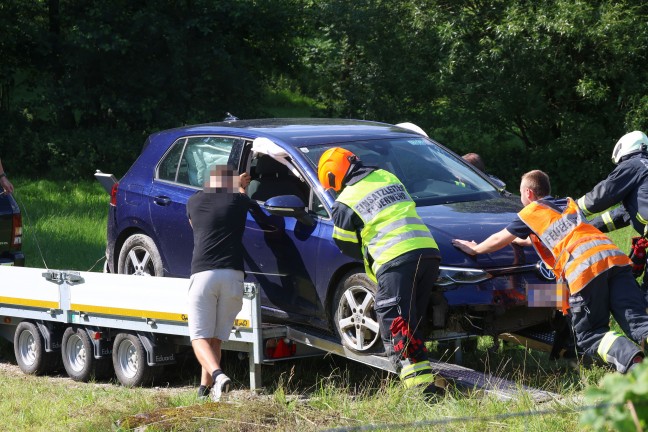 Autolenkerin auf Rieder Stra�e bei St. Marienkirchen am Hausruck von Stra�e abgekommen