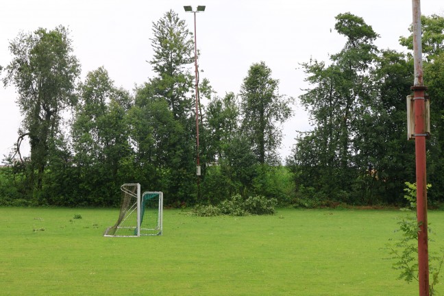 Steinhaus: Sturmb�en bei kurzem Gewitter sorgten f�r mehrere Eins�tze der Feuerwehr