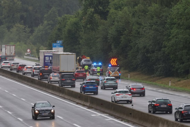 Einsatzkr�fte zu schwerem Verkehrsunfall auf Westautobahn bei Allhaming alarmiert