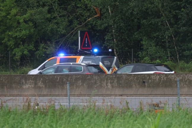Einsatzkr�fte zu schwerem Verkehrsunfall auf Westautobahn bei Allhaming alarmiert