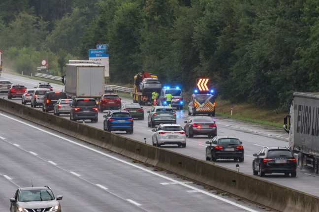 Einsatzkr�fte zu schwerem Verkehrsunfall auf Westautobahn bei Allhaming alarmiert