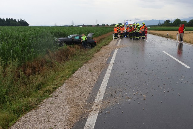 Drei teils Schwerverletzte bei Auto�berschlag auf regennasser Stra�e in Fischlham