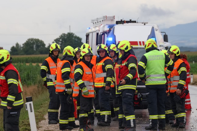 Drei teils Schwerverletzte bei Auto�berschlag auf regennasser Stra�e in Fischlham