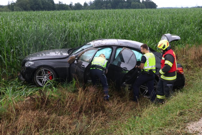 Drei teils Schwerverletzte bei Auto�berschlag auf regennasser Stra�e in Fischlham