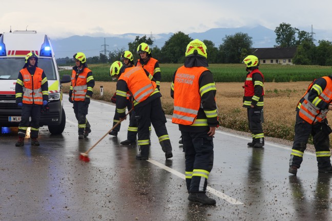 Drei teils Schwerverletzte bei Auto�berschlag auf regennasser Stra�e in Fischlham