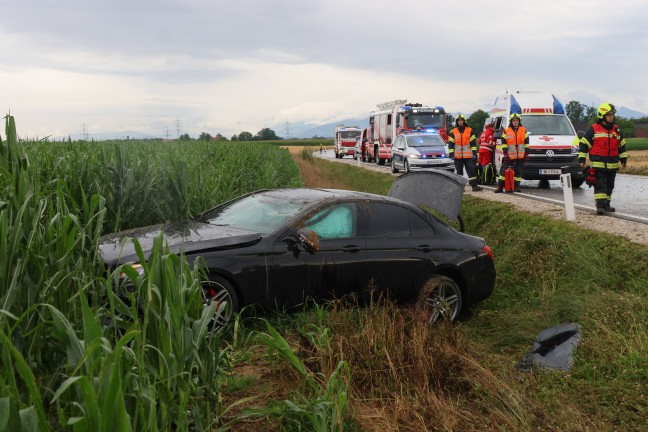 Drei teils Schwerverletzte bei Auto�berschlag auf regennasser Stra�e in Fischlham