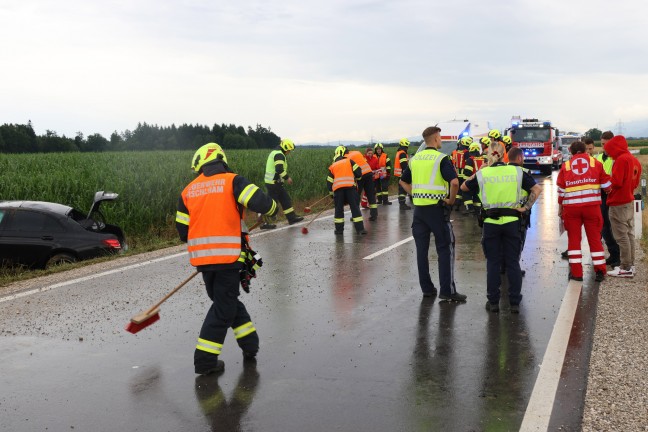 Drei teils Schwerverletzte bei Auto�berschlag auf regennasser Stra�e in Fischlham