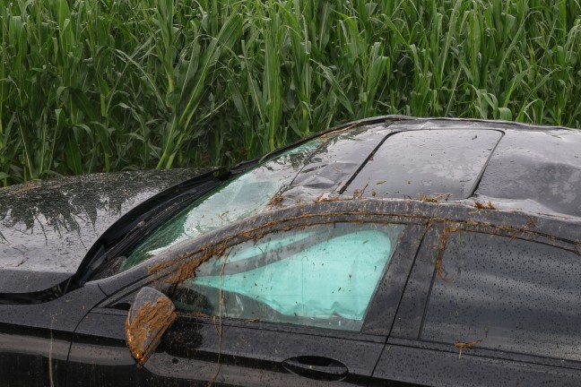 Drei teils Schwerverletzte bei Auto�berschlag auf regennasser Stra�e in Fischlham