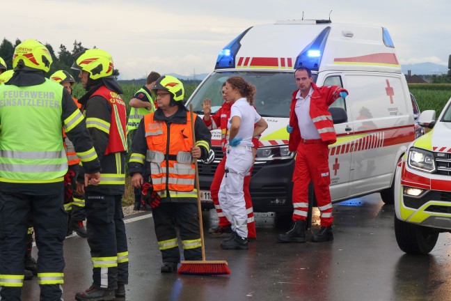 Drei teils Schwerverletzte bei Auto�berschlag auf regennasser Stra�e in Fischlham