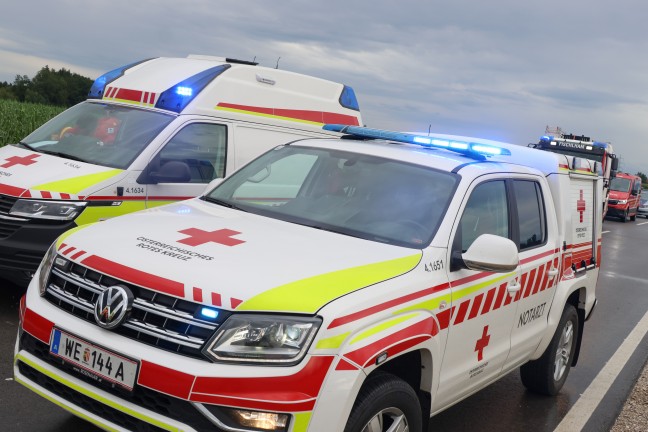 Drei teils Schwerverletzte bei Auto�berschlag auf regennasser Stra�e in Fischlham